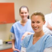 Grupo de profesionales médicos sonrientes en una sala de examen