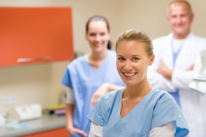 Grupo de profesionales médicos sonrientes en una sala de examen