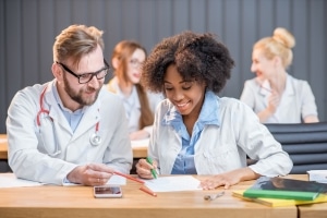 Dos estudiantes de medicina sentados juntos