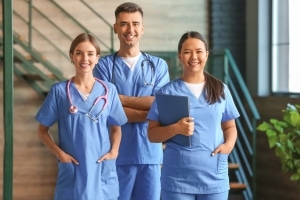 Grupo de estudiantes de medicina en una clínica moderna