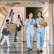 Estudiantes de enfermería caminando por un pasillo