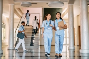 Estudiantes de enfermería caminando por un pasillo