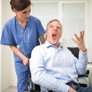 Enfermera con un paciente masculino descontento