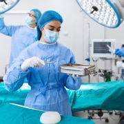 Tecnólogo quirúrgico mirando equipos en el quirófano