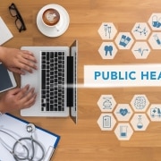 Vista aérea de símbolos y letras de atención médica que dicen salud pública.