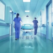 Enfermeras transportando a un paciente en el pasillo de un hospital