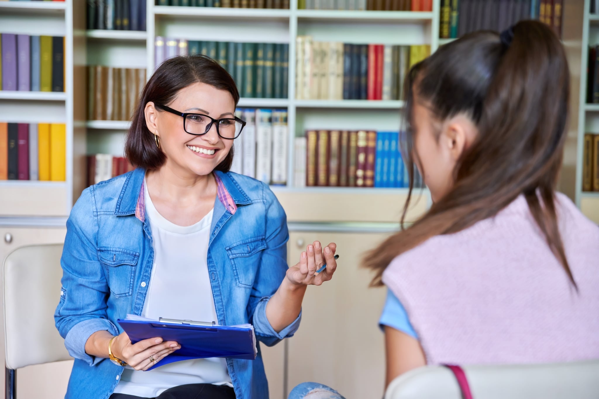 Two women discussing job resume tips
