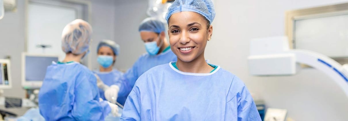 Tecnólogo quirúrgico sosteniendo una bandeja de equipo en un quirófano