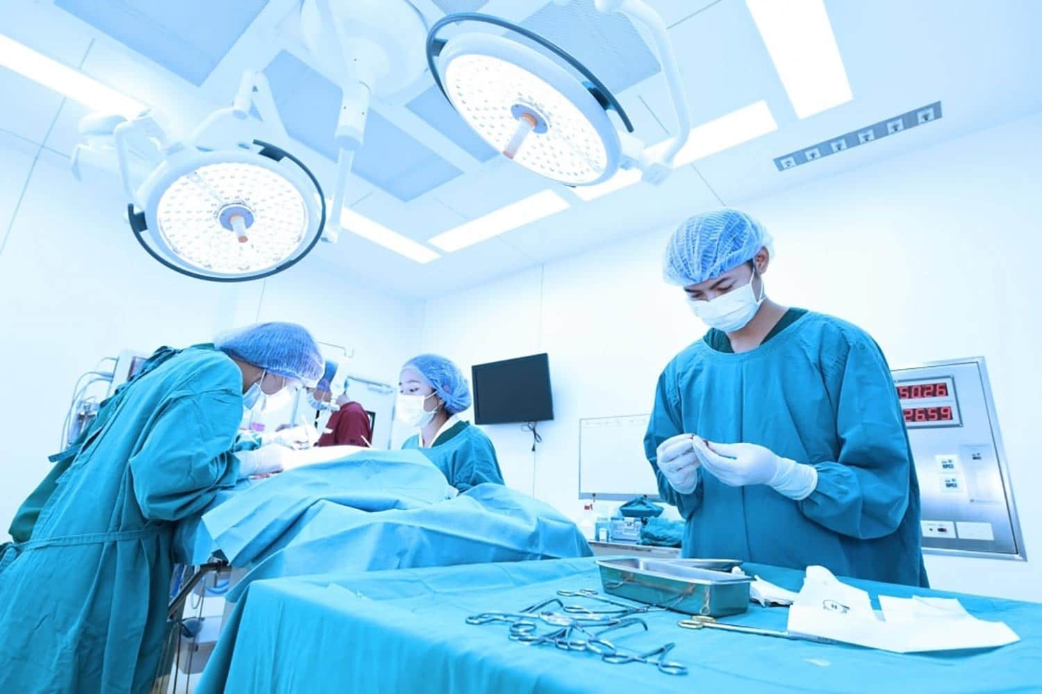 Profesionales médicos en un quirófano